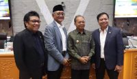 Gubernur Bali Wayan Koster berfoto bersama dengan Ketua Komisi V DPR RI Lasarus, Menteri Perhubungan Dudy Purwagandhi, dan Menteri Pekerjaan Umum Dody Hanggono, usai Rapat Kerja, Rabu (08/04/2026). Sumber: dok/hms