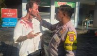 Foto: Bule Prancis yang hajar pria di Gym Denpasar saat diamuk warga sebelum diamankan polisi. Sumber: Ist.