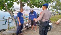 Kasat polair melakukan dialog dengan nelayan saat melakukan patroli pesisir di Pengambengan, Rabu (15/04/26)