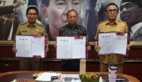 Foto: Wali Kota Denpasar I Gusti Ngurah Jaya Negara bersama Gubernur Bali Wayan Koster dan Bupati Badung I Wayan Adi Arnawa saat penandatanganan perjanjian kerja sama (PKS) PSEL Denpasar Raya, beberapa waktu lalu. Sumber: Ist.