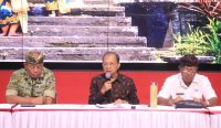Gubernur Bali Wayan Koster memimpin rapat percepatan perbaikan infrastruktur menuju Besakih jelang IBTK 2026 di Karangasem.