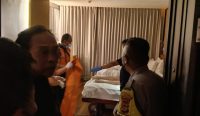 Foto: pihak kepolisian saat mengevakuasi lansia asal Australia yang ditemukan meninggal di Sanur Resort Watu Jimbar. Sumber: Ist.