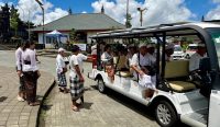 Shuttle bus gratis mengangkut pemedek prioritas menuju areal utama Pura Agung Besakih saat pelaksanaan Karya IBTK 2026.