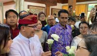 Foto: Pansus TRAP DPRD menerima mawar putih dari warga Serangan dan Jimbaran. Sumber: Yulius N/wacanabali.com