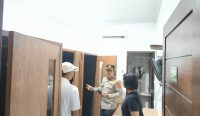 Foto: Aparat gabungan Polresta Denpasar dan Polsek Kuta menggerebek puluhan di Kuta, Badung. Sumber: Ist.