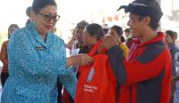 Ketua TP PKK Bali Ny. Putri Koster memberikan edukasi kesehatan dan pengelolaan sampah kepada warga saat kunjungan di Kintamani, Bangli, Jumat (24/4/2026).