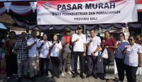 Wakil Bupati Klungkung Tjokorda Gde Surya Putra bersama jajaran menghadiri kegiatan pasar murah yang digelar oleh Dinas Perindustrian dan Perdagangan Provinsi Bali di Desa Nyalian, Rabu (15/4)