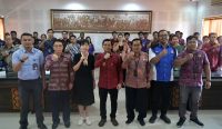 Bupati Klungkung I Made Satria membuka kegiatan Focus Group Discussion (FGD) bertema Membangun Keamanan Siber yang berlangsung di Ruang Rapat BPKPD Kantor Bupati Klungkung, Selasa (7/4).