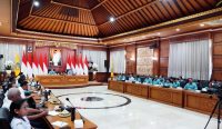 Putri Koster memimpin rapat koordinasi persiapan Pasar Rakyat PKK Bali 2026 di Jaya Sabha Denpasar.