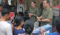 Bupati Jembrana mengunjungi dan memberikan bantuan kepada warga yang rumahnya roboh di desa Pergung, Rabu (8/04/26) sumber wacanabali/dika