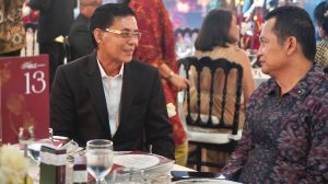 Bupati Klungkung, I Made Satria, menghadiri undangan resepsi pernikahan pasangan Jimmy Susilo dan Gusti Ayu Diah Candradewi yang berlangsung megah di The Meru Sanur (Bali Beach Convention Center), Jalan Hang Tuah, Sanur Kaja, Denpasar, Minggu (5/4/2026).