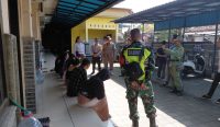 Foto: Petugas kelurahan Banjar Tengah melaksanakan pendataan Penduduk pendatang, Kamis (09/04/26) sumber wacanabali/dika
