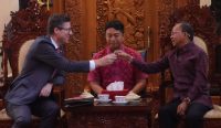 Gubernur Bali Wayan Koster menerima kunjungan Wakil Dubes Swiss Mathias Domenig dan Konjen Swiss Gerhard L. Nutz di Jaya Sabha, Denpasar, Jumat (24/4/2026).