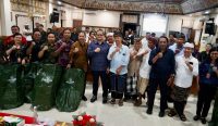 Wabup Bagus Alit Sucipta dan Ketua DPRD Badung I Gusti Anom Gumanti memimpin langsung koordinasi dan evaluasi PSBS sekaligus menyerahkan 15 ribu unit bag composter di Kantor Camat Kuta, Selasa (28/4).