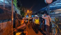 Foto: Aparat polisi menindaklanjuti laporan terkait pengeroyokan di Jalan Waturenggong, Panjer, Denpasar Selatan. Sumber: Ist.