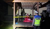 Foto: aparat kepolisian dan PMI Kota Denpasar tengah mengevakuasi jenazah pria asal Jember yang meninggal di Bale Bengong Setra Pitik, Pedungan. Sumber: Ist.