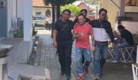 Foto: WN Inggris inisial TD saat digiring petugas Imingrasi Denpasar karena bikin ulah. Sumber: Ist.