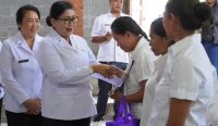 Ketua TP Posyandu Bali Putri Koster saat menyerahkan bantuan paket sembako kepada kader Posyandu dalam kegiatan “Membina dan Berbagi” di Kabupaten Bangli, Rabu (22/4).