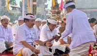 Gubernur Bali Wayan Koster mengikuti persembahyangan Karya Ngusaba Kadasa di Pura Ulun Danu Batur, Bangli, Kamis (2/4/2026).