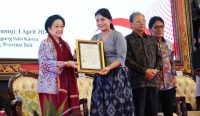 Gubernur Bali Wayan Koster mendampingi Megawati Soekarnoputri dalam penyerahan sertifikat HKI Bali 2026 di Balai Budaya Ida Dewa Agung Istri Kanya, Klungkung.