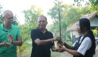 Gubernur Bali Wayan Koster bersama Jamintel Kejagung RI Reda Manthovani menanam mangrove di Tahura Ngurah Rai, Tanjung Benoa, Badung, Sabtu (25/4/2026).