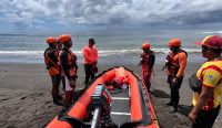 Foto: Personel Basarnas Bali saat hendak melakukan pencarian terhadap korban terseret arus di Pantai Purnama. Sumber: Ist.