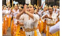 Ketua BKOW Bali Ny. Seni Asih Giri Prasta bersama perwakilan GOW se-Bali menarikan Tari Rejang Adri saat penyineban Karya Agung Ida Bhatara Turun Kabeh di Pura Agung Besakih, Karangasem, Kamis (23/4).