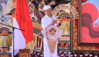 Gubernur Bali, Wayan Koster, memberikan sambutan saat kegiatan penataan dan restorasi kawasan suci Pura Agung Besakih.
