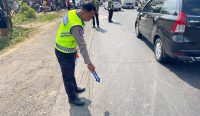 Personil Satlantas Polres Jembrana melakukan olah TKP kecelakaan Bus dengan Sepeda Motor di Banyubiru, Selasa (29/09/26).