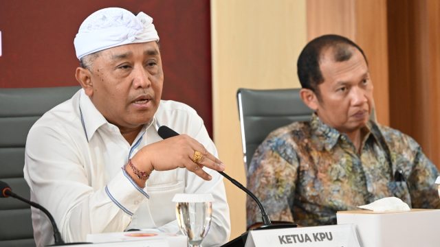 Foto: Ketua KPU Bali, I Dewa Agung Gede Lidartawan didampingi Anggota Komisioner KPU Bali, I Gede John Darmawan. Sumber: Ist.