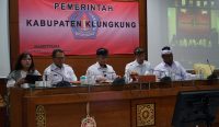 Foto: Bupati Klungkung I Made Satria saat menghadiri Forum Konsultasi Publik KPBU APJ dan Preservasi Jalan di Ruang Rapat Praja Mandala, Kantor Bupati Klungkung, Rabu (30/9). Sumber: ist