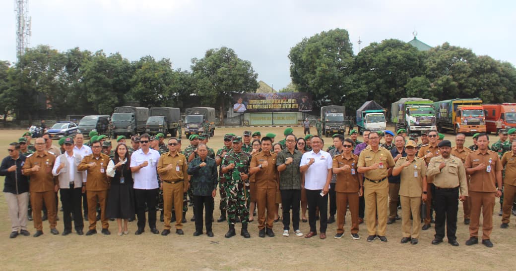 Foto: Gubernur Bali Wayan Koster melepas pemberangkatan sembilan truk bantuan logistik untuk masyarakat terdampak bencana alam di Nusa Tenggara Timur (NTT) dari Makorem 163/Wira Satya, Denpasar, Senin (31/8/2026). Sumber: ist