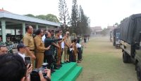 Foto: Gubernur Bali Wayan Koster melepas pemberangkatan sembilan truk bantuan logistik untuk masyarakat terdampak bencana alam di Nusa Tenggara Timur (NTT) dari Makorem 163/Wira Satya, Denpasar, Senin (31/8/2026). Sumber: ist
