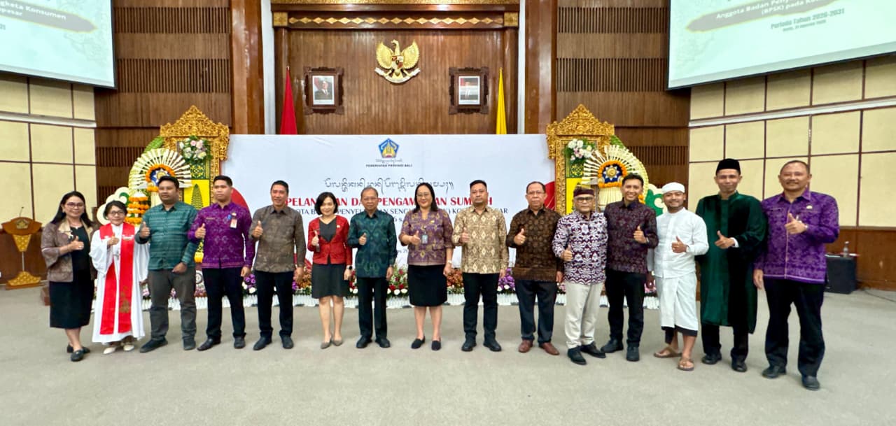 Foto: Gubernur Bali Wayan Koster melantik dan mengambil sumpah sembilan anggota Badan Penyelesaian Sengketa Konsumen (BPSK) Kota Denpasar periode 2026-2031 di Gedung Wiswa Sabha Utama, Kantor Gubernur Bali, Senin (31/8/2026). Sumber: ist