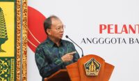 Foto: Gubernur Bali Wayan Koster melantik dan mengambil sumpah sembilan anggota Badan Penyelesaian Sengketa Konsumen (BPSK) Kota Denpasar periode 2026-2031 di Gedung Wiswa Sabha Utama, Kantor Gubernur Bali, Senin (31/8/2026). Sumber: ist