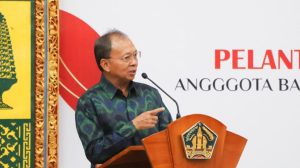Foto: Gubernur Bali Wayan Koster melantik dan mengambil sumpah sembilan anggota Badan Penyelesaian Sengketa Konsumen (BPSK) Kota Denpasar periode 2026-2031 di Gedung Wiswa Sabha Utama, Kantor Gubernur Bali, Senin (31/8/2026). Sumber: ist