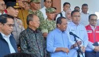 Foto: Menko Bidang Hilirisasi dan Transisi Energi, Bahlil Lahadalia bersama Gubernur Bali, Wayan Koster, Direktur Utama Pertamina, Kapolda Bali, Kasdam IX/Udayana siaran pers sesuai rapat koordinasi penanganan pasokan BBM di Terminal Sanggaran, Pesanggaran, Denpasar, Senin (19/10). Sumber: Yulius N/wacanabali.com