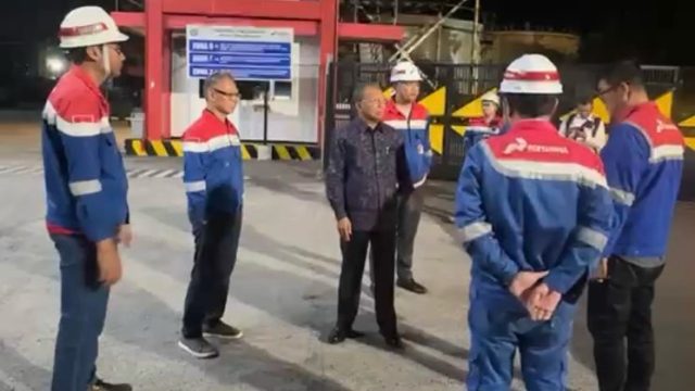 Gubernur Bali Wayan Koster kembali turun langsung. Rabu, 14 Oktober 2026, pukul 23.40 WITA, setelah tiba dari Jakarta, Koster langsung meninjau Depo BBM Pesanggaran.