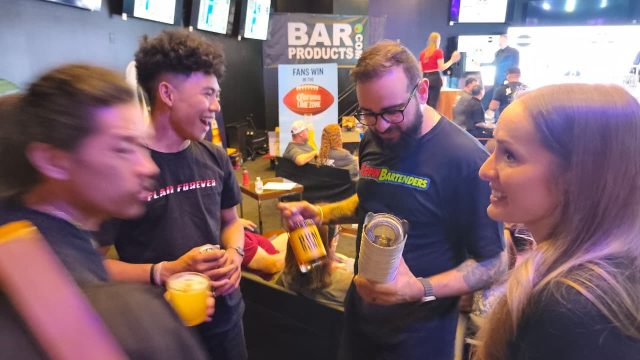 Aksi bartender asal Bali, Gede Rico Hardiana Widnyana dan I Wayan Eka Darma dalam sebuah acara amal flair show untuk penderita kanker di Circus Circus Hotel, Las Vegas, Amerika Serikat. Sumber: tim/wacanabali.com