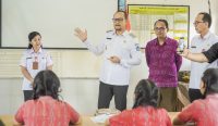 Foto: Wakil Bupati Badung Bagus Alit Sucipta meninjau hasil revitalisasi satuan pendidikan dan pemanfaatan Papan Interaktif Digital di SD No. 3 Abiansemal, Rabu (14/10). Sumber: ist