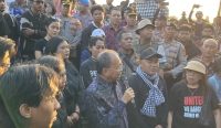 Gubernur Koster temui massa aksi Kamisan yang menuntut kenaikan UMP, di depan Kantor Gubernur Bali, Rabu (21/10/26). Sumber: Tim/wacanabali.com