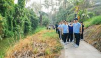Foto: Bupati Wayan Adi Arnawa bersama Wabup Bagus Alit Sucipta dan para ASN serta komponen masyarakat menggelar aksi bersih-bersih lingkungan serta pembersihan sampah plastik di kawasan Puspem Badung, Jumat (9/10). Sumber: ist