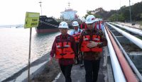 Gubernur Bali Wayan Koster saat mendatangi kantor Fuel Terminal Sanggaran guna memastikan agar ditribusi BBM kembali berjalan lancar, Selasa (13/10/26). Foto: dok/hms