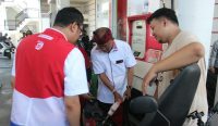 Foto: Gubernur Bali Wayan Koster saat meninjau Depo Pertamina Pesanggaran, Denpasar Selatan, Kamis (15/10/2026), untuk memastikan percepatan distribusi dan penambahan pasokan BBM di Bali. Sumber: ist
