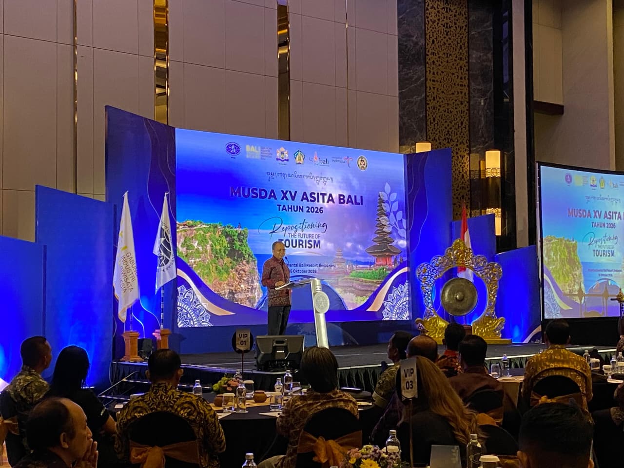 Foto: Gubernur Bali, Wayan Koster saat membuka acara Musda XV ASITA Bali  di InterContinental Bali Resort Jimbaran, Jumat (16/10). Sumber: Yulius N/wacanabali.com