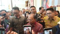 Foto: Gubernur Bali, Wayan Koster didampingi Kadis Pariwisata Bali dan Ketua DPD ASITA Bali di acara Musda ASITA Bali di InterContinental Bali Resort Jimbaran. Sumber: Yulius N/wacanabali.com