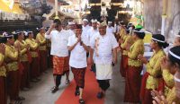 Foto: Gubernur Bali Wayan Koster menghadiri Karya Tawur Malik Sumpah, Ngenteg Linggih lan Mendem Pedagingan di Pura Dadia Gelgel Aan, Manikaji, Desa Peninjoan, Tembuku, Bangli, Sabtu (17/10/2026). Sumber: ist