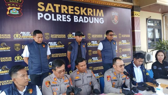 Foto: Polres Badung konferensi pers pengungkapan kasus selama periode September hingga Oktober. Sumber: Yulius N/wacanabali.com