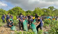 Foto: Aksi bersih sampah plastik di kawasan hutan mangrove Pesanggaran, Denpasar, dalam rangka menyambut Hari Tumpek Wayang, Jumat (9/10/2026). Sebanyak 3,56 ton sampah berhasil dikumpulkan dalam kegiatan tersebut. Sumber: ist