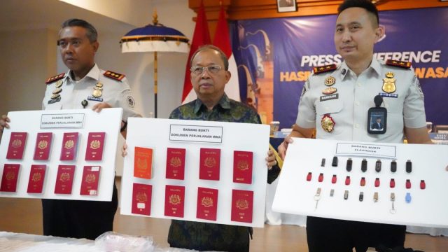 Foto: Gubernur Bali Wayan Koster menghadiri konferensi pers hasil operasi pengawasan orang asing di Kantor Imigrasi Kelas I Khusus TPI Ngurah Rai, Badung, Senin (26/10/2026). Sumber: ist